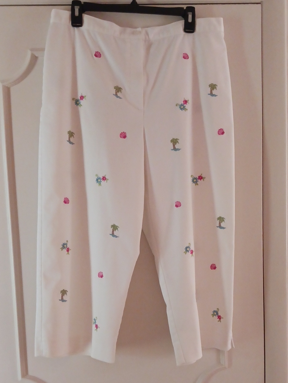 Alfred Dunner White Crop Pants Size 16 with Summer Embroidery